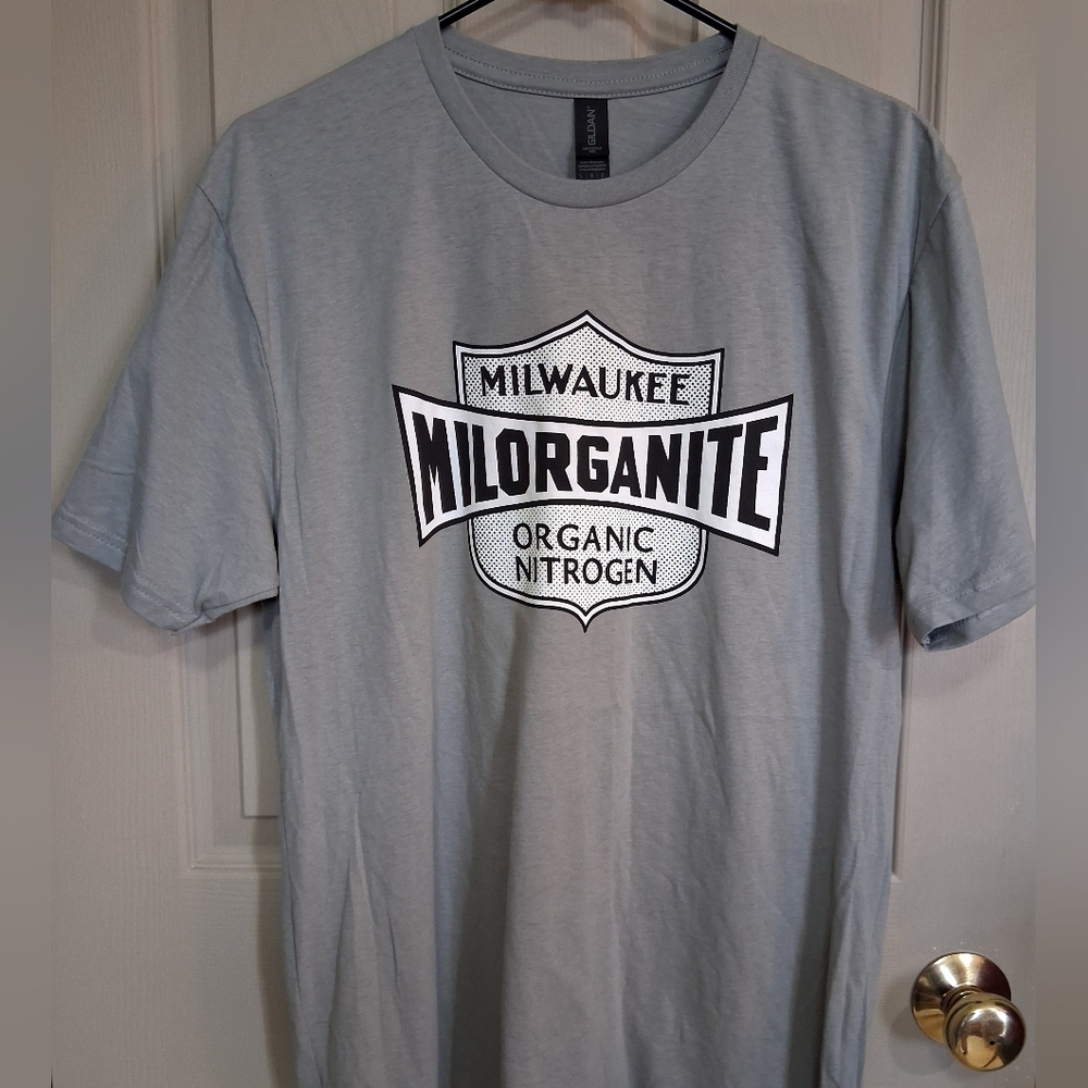 Gray Milwaukee Milorganite Organic Nitrogen Fertilizer Graphic T-Shirt - NWOT